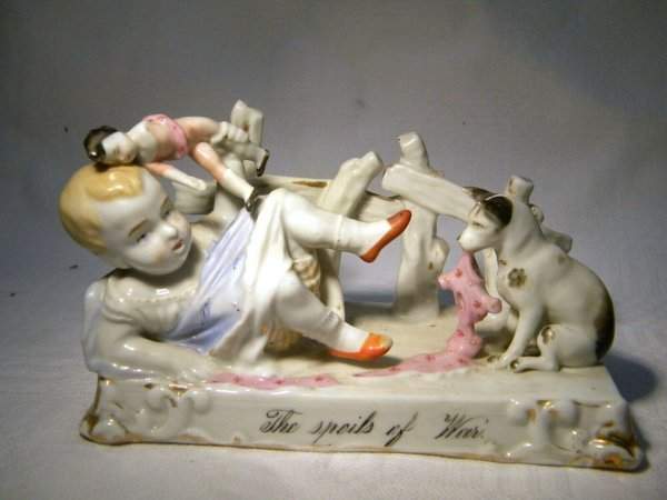 «Трофеи войны» («The Spoils of War»). Фарфоровая статуэтка «гостинец с ярмарки» (fairing), компания Conta &amp; Boehme, Германия, конец XIX века.