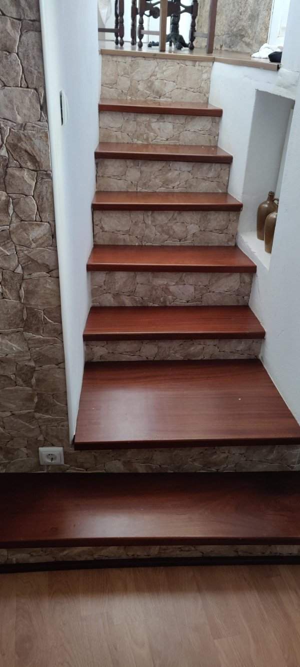 Лестница в Airbnb, у которой каждая ступенька имеет разную высоту, ширину и глубину