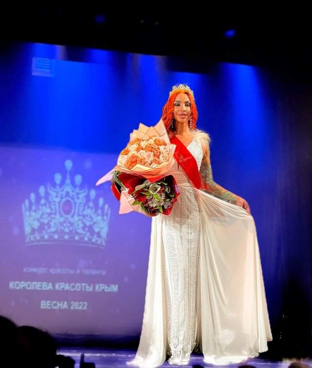 Ольга Валеева - «Королева красоты– Крым Весна 2022» на сцене с короной в белом платье