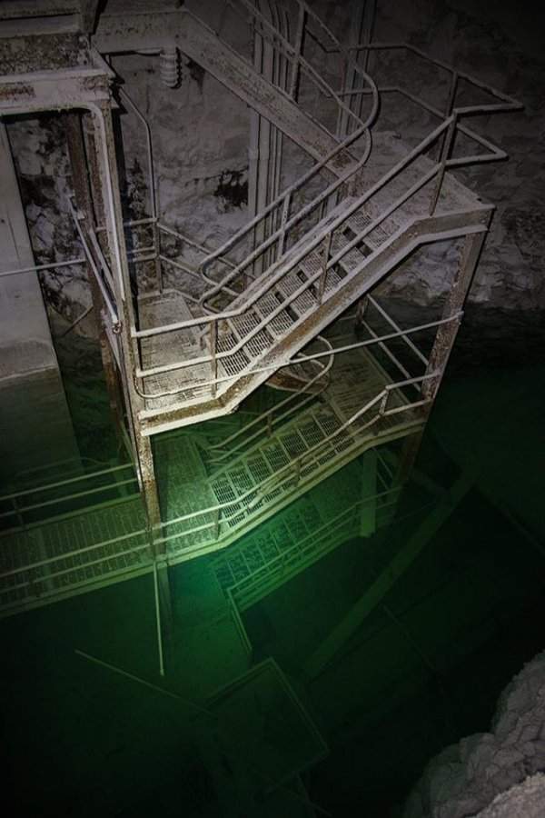Лестница к затопленным уровням шахты
