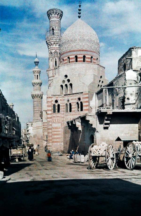Вид на мечеть на одной из каирских улочек