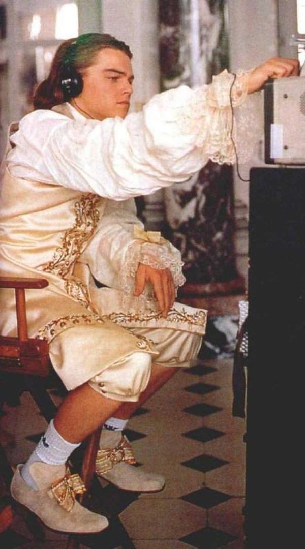 Леонардо Ди Каприо на съёмках фильма «Человек в железной маске» (1998)