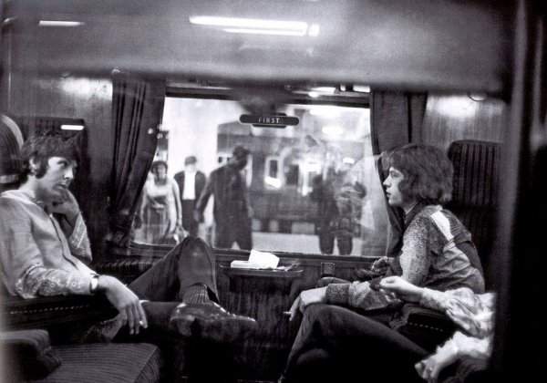 С Миком Джаггером на вокзале Юстон в Лондоне, 1967 год