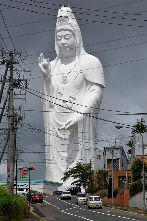 Статуя богини Каннон в Японии