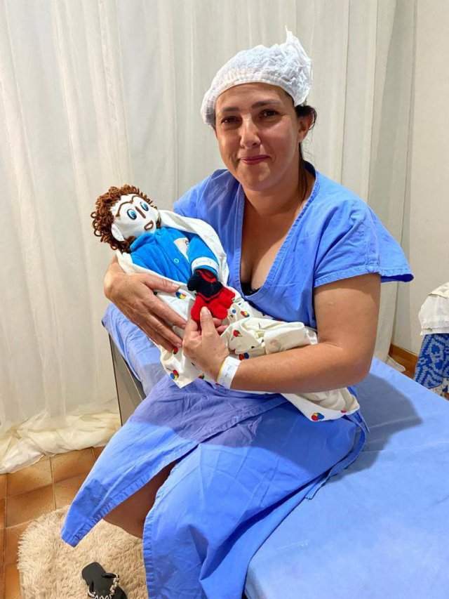 37-летняя Мораес вышла замуж за куклу и родила ей ребенка