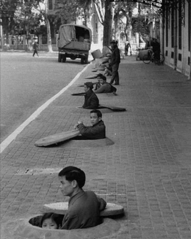 Жители Ханоя после предупреждения о воздушном нападении. Вьетнам, 1967 год.