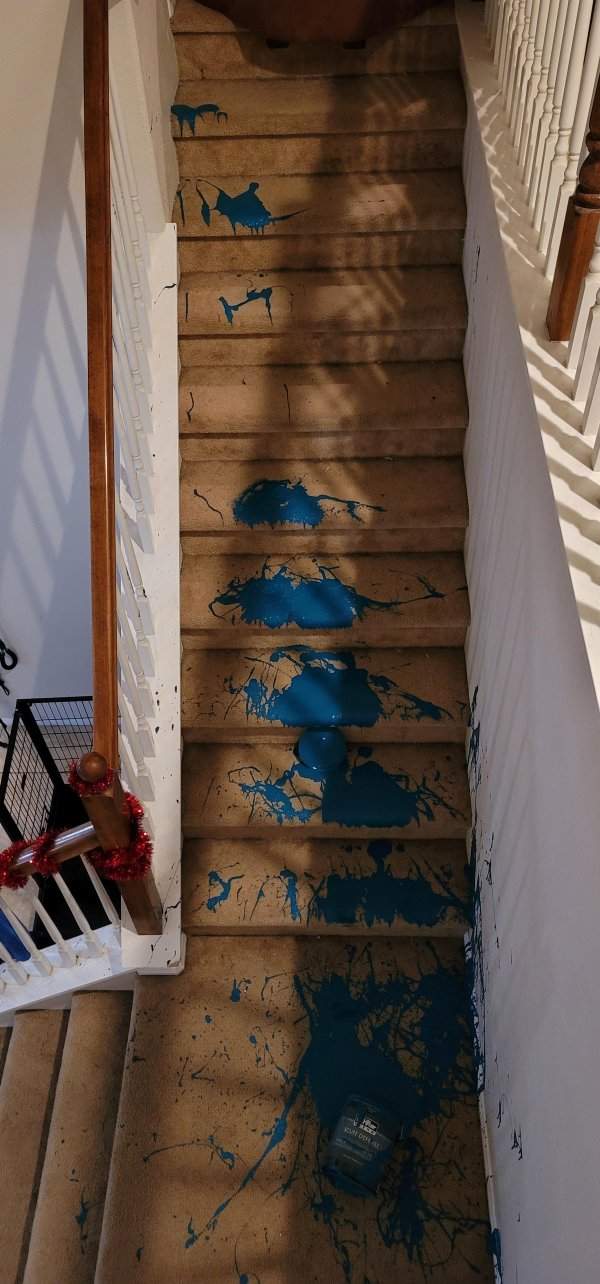 Уронил на лестнице почти 2 литра краски