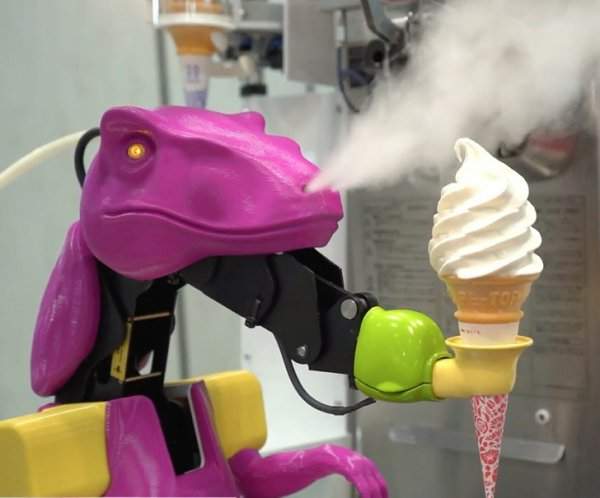 В японских кафе-мороженых посетителей обслуживают роботы. Они «оживают», когда покупатель прикладывает к прилавку QR-код, полученный после оплаты