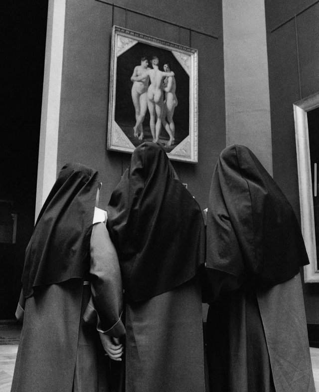 Монахини в Лувре, Париж, Франция, 1938 год.