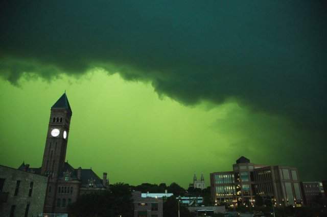 В США жители наблюдали редкое природное явление - «зеленый шторм»