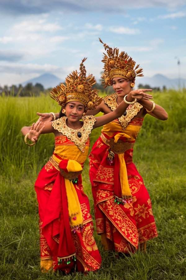 Мать учит дочь традиционному танцу, Бали, Индонезия