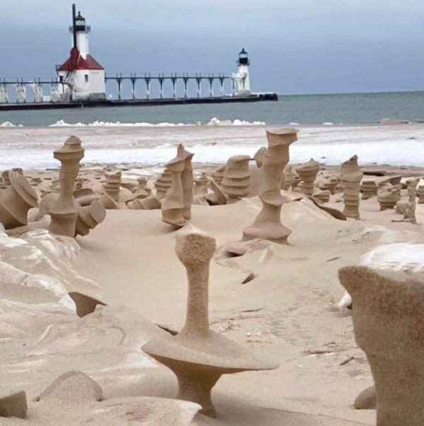 Эти песчаные скульптуры сделаны сильным ветром