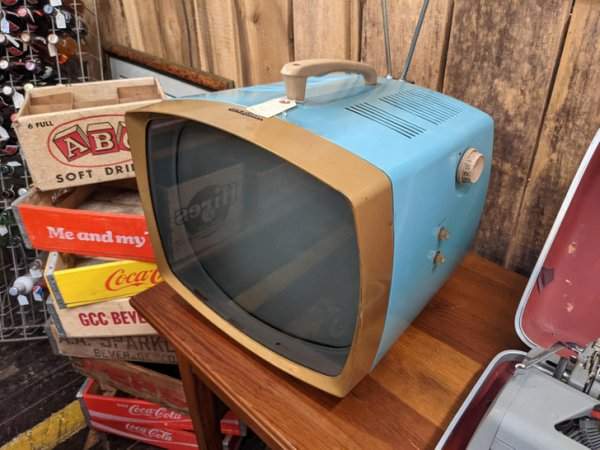 «В антикварном магазине я нашел такой старый телевизор»