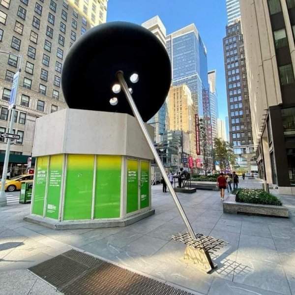 Гигантская иголка с пуговицей, обозначающие район искусств на Манхэттене