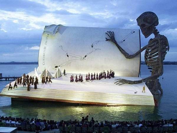 Сцена для демонстрации оперы, установленная в 1999 году
