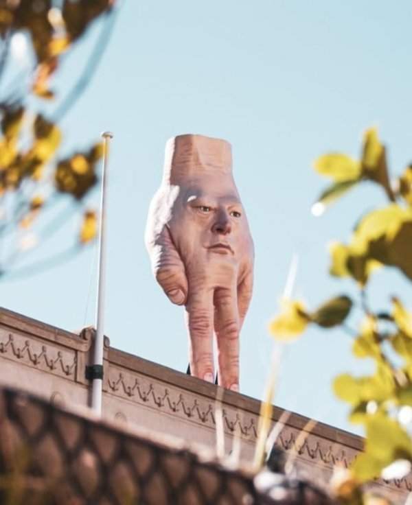 В Веллингтоне установили скульптуру в виде гигантской кисти руки