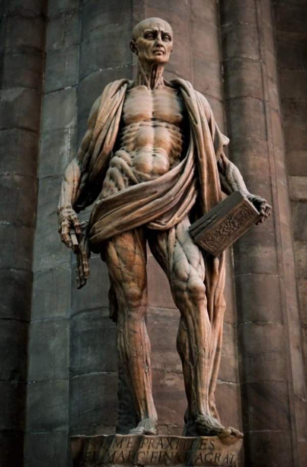 Это статуя Святого Варфоломея в Милане, Италия