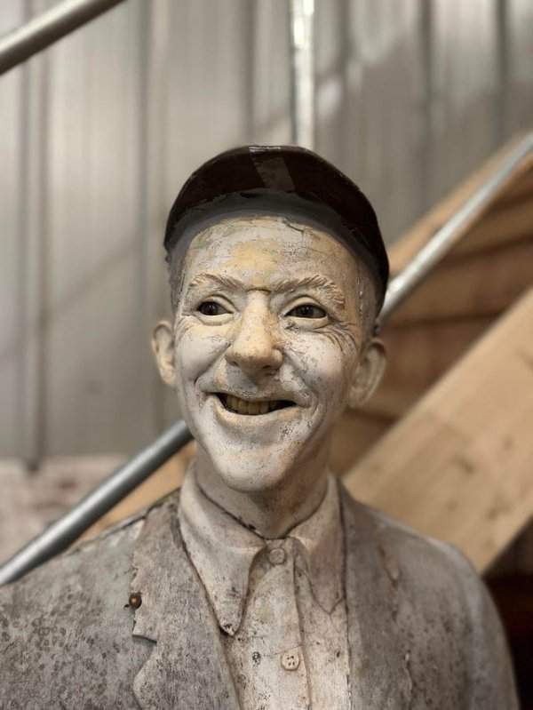 Эта статуя с реалистично выглядящими глазами и зубами — сущий кошмар