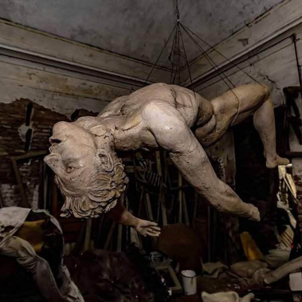 Найденная статуя в заброшенном доме