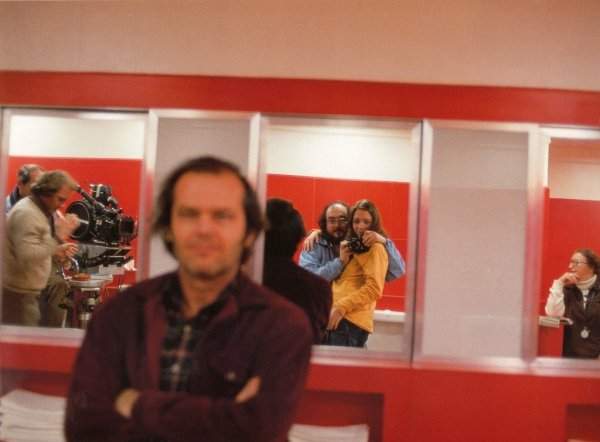 Легендарный кадр со съёмок «Сияния» — Кубрик снимает себя и свою дочь в зеркале, а Джек Николсон думает, что его