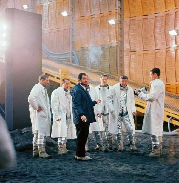 Стэнли Кубрик руководит съёмками сцены на Луне из фильма «Космическая одиссея 2001 года» (1968)