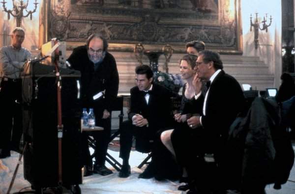 Кубрик, Том Круз и Николь Кидман смотрят отснятый материал на площадке фильма «С широко закрытыми глазами» (1999)