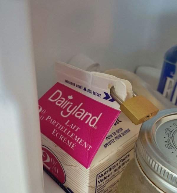 Кто-то яростно пытается защитить своё молоко