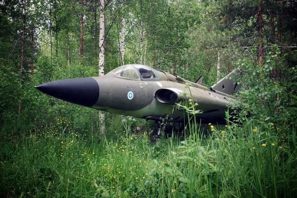 Брошенный финский Saab J-35F где-то в лесу