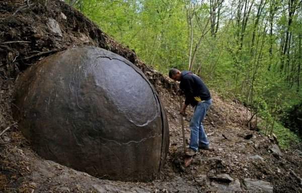 огромный каменный шар