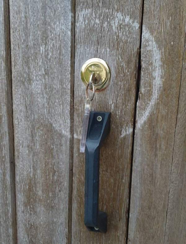 Я оставил ключ в двери сарая очень ветреной ночью