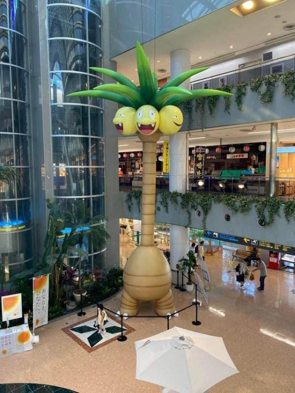 Огромный покемон в аэропорту, Япония