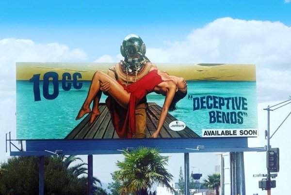 Рекламный щит, на котором изображён студийный альбом «Deceptive bends» рок-группы 10сс