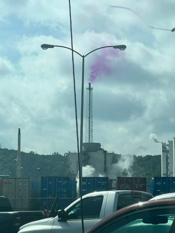 Местный химический завод выпускает фиолетовый дым