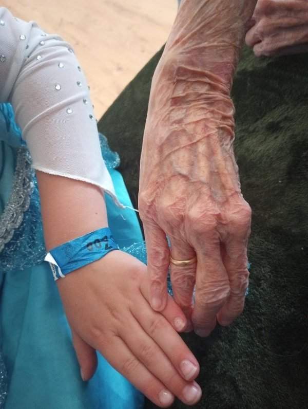 Рука 89-летней бабушки и ее внучки