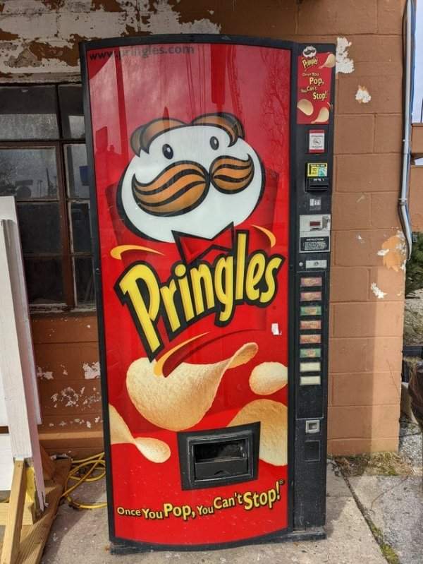 Отдельный торговый автомат для любителей чипсов Pringles