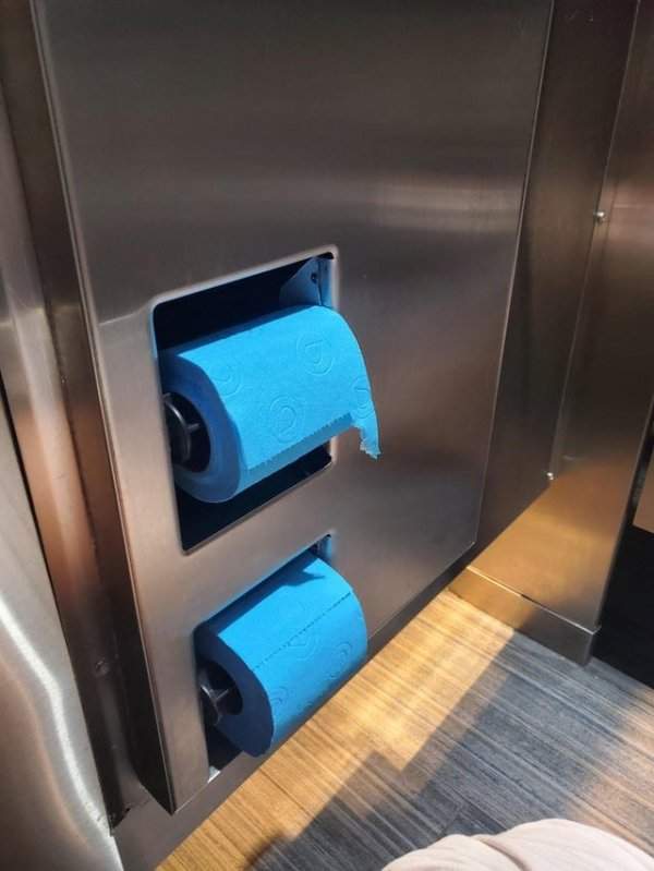 Голубая туалетная бумага