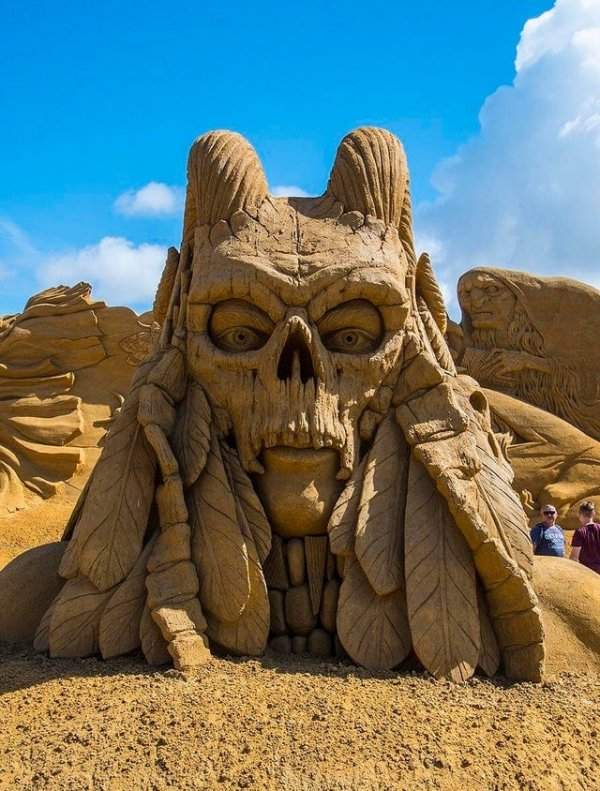 Впечатляющие фигуры из песка