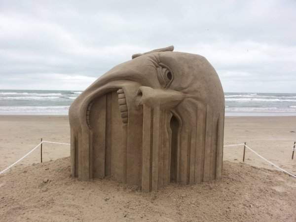 Сюрреалистическая и слегка пугающая скульптура из песка