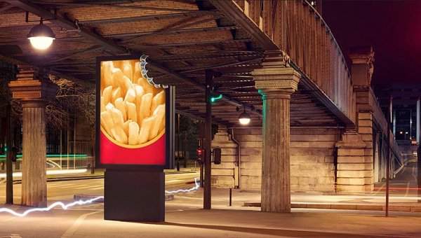 Билборд с надкусанным кусочком картошечки фри от McDonald’s в Париже