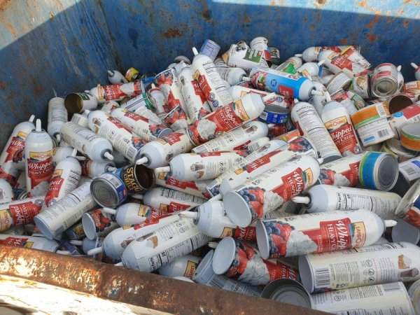 Количество банок из-под взбитых сливок, доставленных в центр переработки моего города