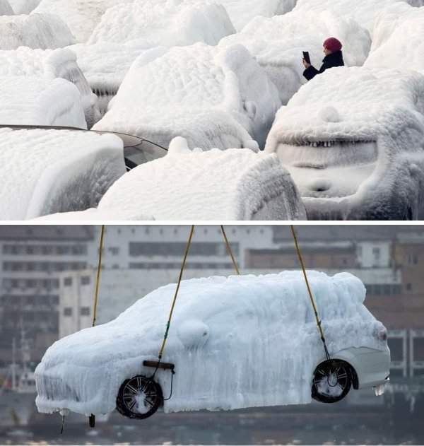 На фотографиях видны недавно разгруженные новые автомобили, покрывшиеся льдом после того, как судно, перевозившее их, столкнулось с суровым климатом Японского моря.
