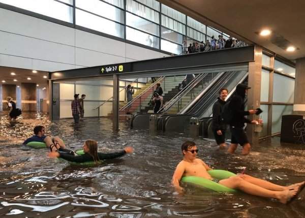 Затопленный железнодорожный вокзал в Швеции превратился в бассейн