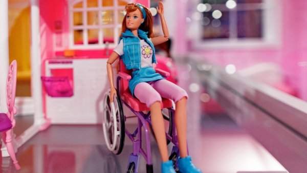 Кукла Барби на инвалидной коляске