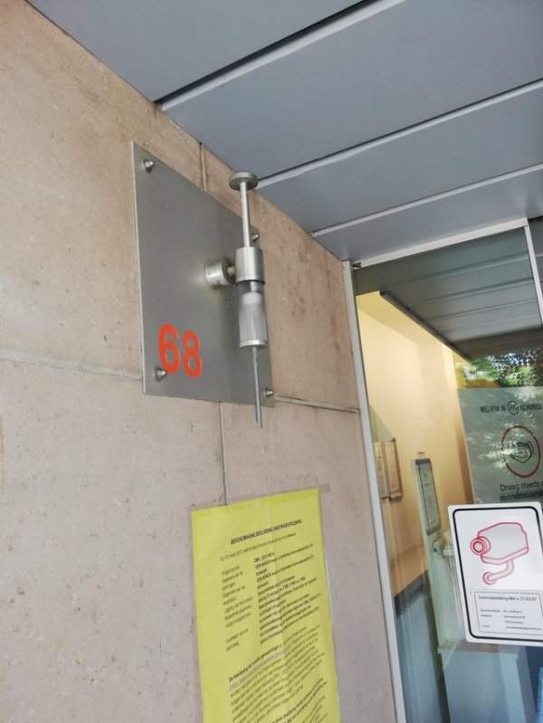 Лампа в виде шприца перед входом в больницу