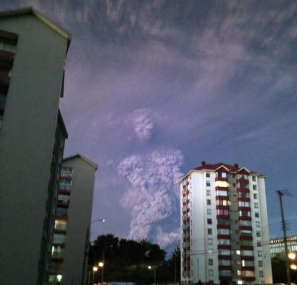 Облако вулканического пепла в Чили похоже на гигантского монстра