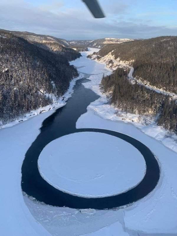 Идеальный круг льда, образовавшийся на реке