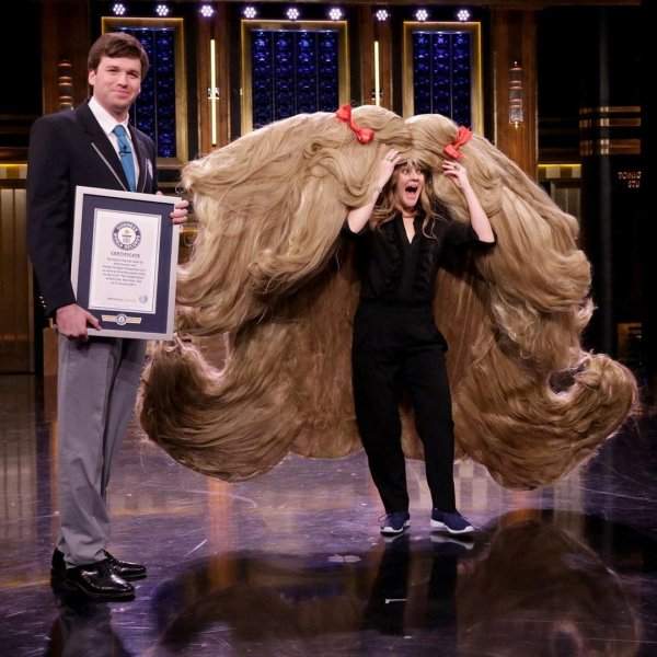 Дрю Бэрримор установила рекорд, станцевав в самом большом в мире парике. Его размеры — 2,23 метра