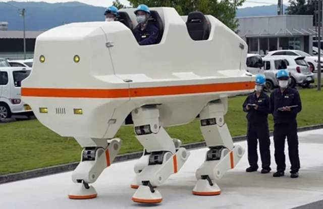 Симпатичный робот из Японии, способный вместить четыре человека