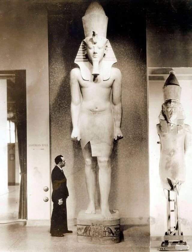 Колоссальная статуя короля Тутанхамона, отреставрированная в Восточном институте Чикагского университета, 1935 год