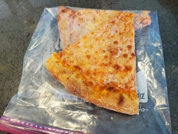 Храните остатки пиццы в холодильнике в пакетах с застежкой Zip Lock, а не в оригинальной коробке